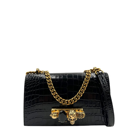 front Borsa Alexander McQueen in pelle cocco nera con parti metalliche dorate; munita di una tracolla scorrevole in catena con spallaccio in pelle e una knuckle handle impreziosita da teschi e diamanti incastonati. Completa di dustbag, di lusso, originale, eccellenti condizioni 
