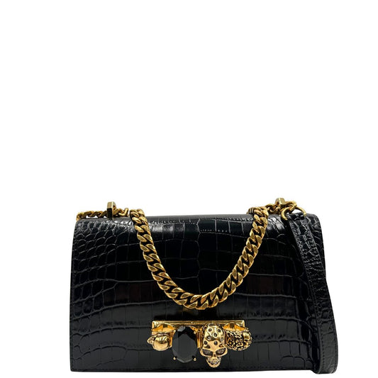 front Borsa Alexander McQueen in pelle cocco nera con parti metalliche dorate; munita di una tracolla scorrevole in catena con spallaccio in pelle e una knuckle handle impreziosita da teschi e diamanti incastonati. Completa di dustbag, di lusso, originale, eccellenti condizioni 