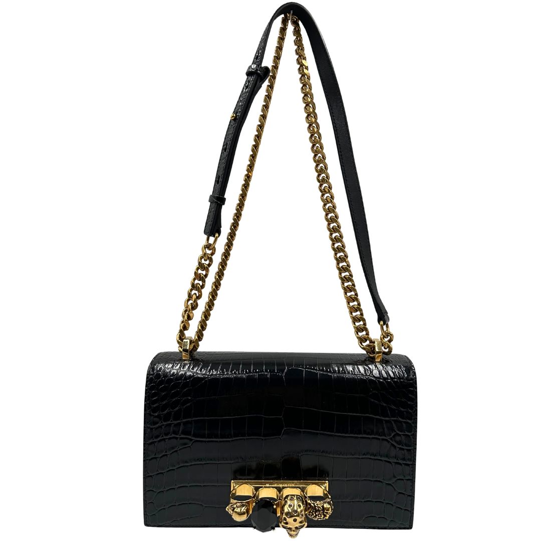 front Borsa Alexander McQueen in pelle cocco nera con parti metalliche dorate; munita di una tracolla scorrevole in catena con spallaccio in pelle e una knuckle handle impreziosita da teschi e diamanti incastonati. Completa di dustbag, di lusso, originale, eccellenti condizioni 