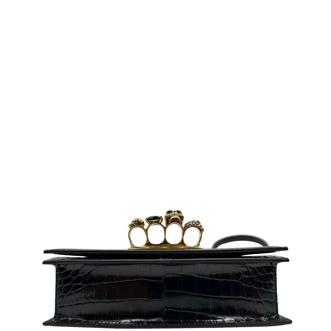 base Borsa Alexander McQueen in pelle cocco nera con parti metalliche dorate; munita di una tracolla scorrevole in catena con spallaccio in pelle e una knuckle handle impreziosita da teschi e diamanti incastonati. Completa di dustbag, di lusso, originale, eccellenti condizioni 