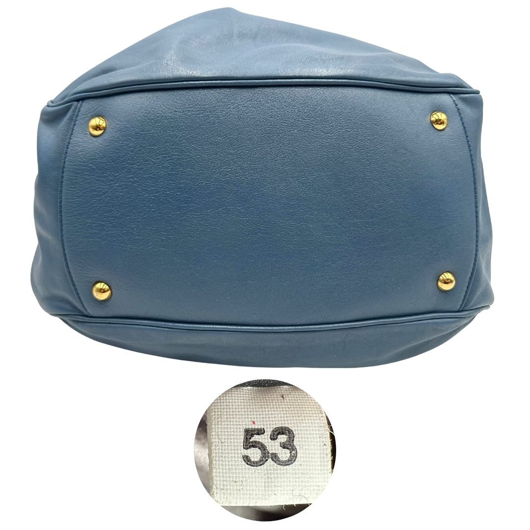 base e codice Borsa Miu Miu in pelle blu con parti metalliche dorate; munita di doppi manici, indossabile a spalla. Completa di dustbag, di lusso, originale, ottime condizioni. 