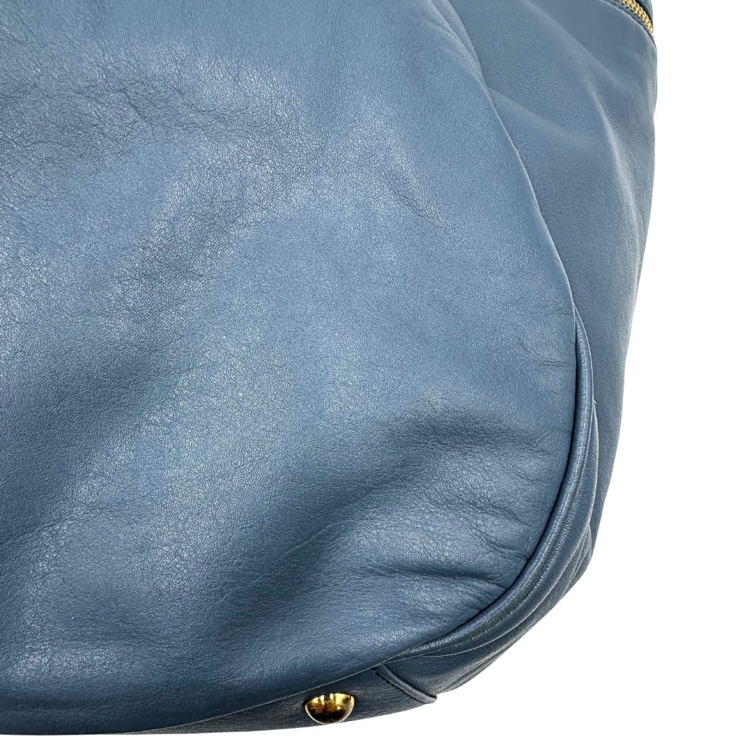angolo Borsa Miu Miu in pelle blu con parti metalliche dorate; munita di doppi manici, indossabile a spalla. Completa di dustbag, di lusso, originale, ottime condizioni. 