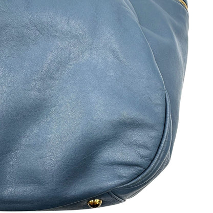 angolo Borsa Miu Miu in pelle blu con parti metalliche dorate; munita di doppi manici, indossabile a spalla. Completa di dustbag, di lusso, originale, ottime condizioni. 