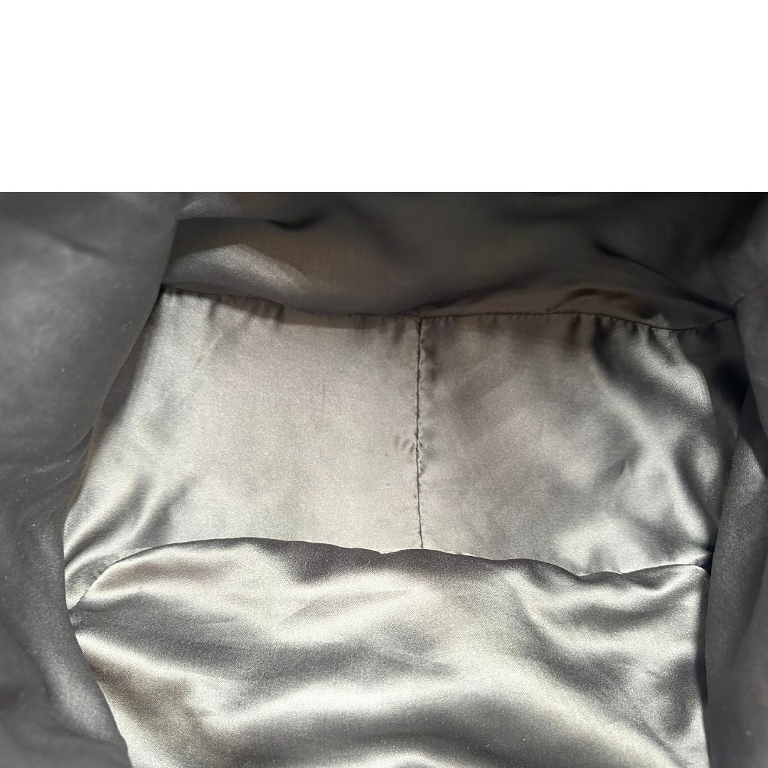 interno Borsa Miu Miu in pelle blu con parti metalliche dorate; munita di doppi manici, indossabile a spalla. Completa di dustbag, di lusso, originale, ottime condizioni. 