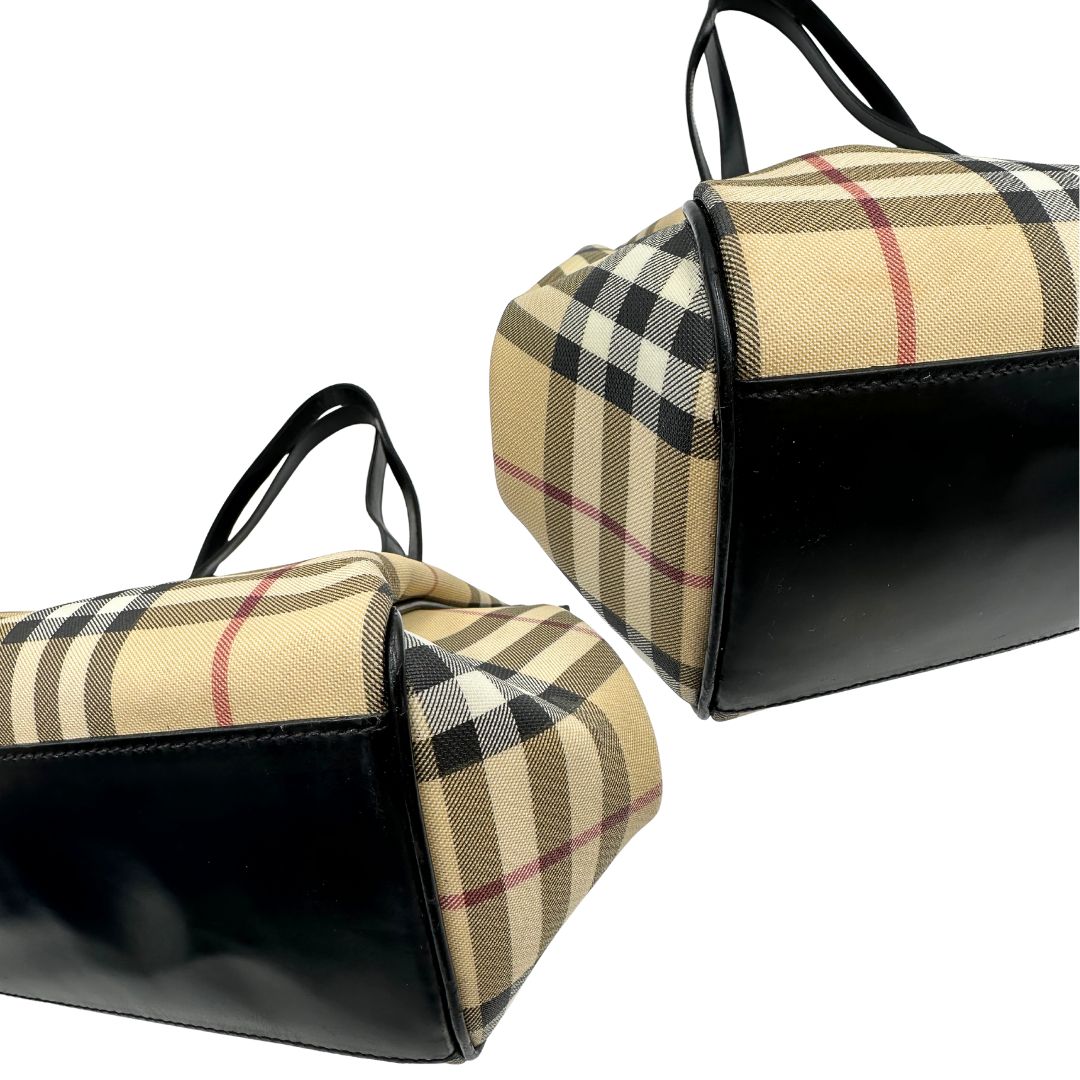 angoli  Borsa Burberry in canvas trama tartan sui toni del beige con finiture in pelle nere e parti metalliche argentate; munita di doppi manici, indossabile a spalla. Munita di cartellino, di lusso, originale, ottime condizioni. 