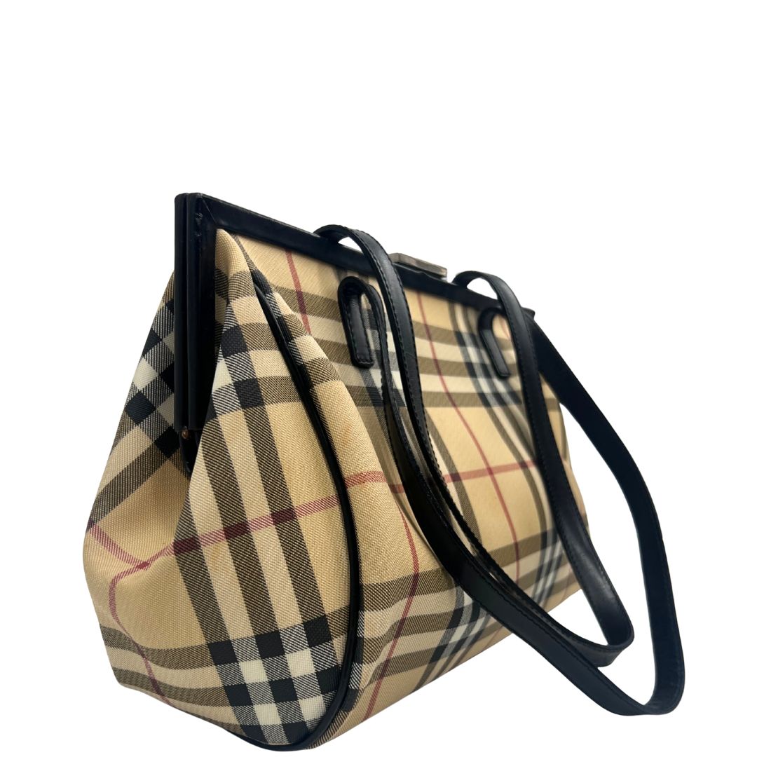 lato  Borsa Burberry in canvas trama tartan sui toni del beige con finiture in pelle nere e parti metalliche argentate; munita di doppi manici, indossabile a spalla. Munita di cartellino, di lusso, originale, ottime condizioni. 
