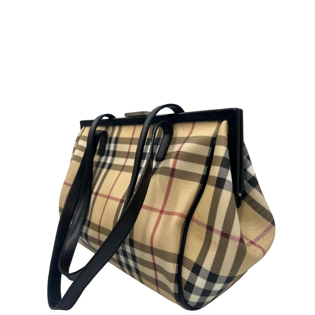 lato  Borsa Burberry in canvas trama tartan sui toni del beige con finiture in pelle nere e parti metalliche argentate; munita di doppi manici, indossabile a spalla. Munita di cartellino, di lusso, originale, ottime condizioni. 