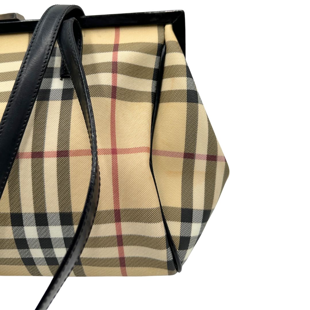 aloni sulla  Borsa Burberry in canvas trama tartan sui toni del beige con finiture in pelle nere e parti metalliche argentate; munita di doppi manici, indossabile a spalla. Munita di cartellino, di lusso, originale, ottime condizioni.