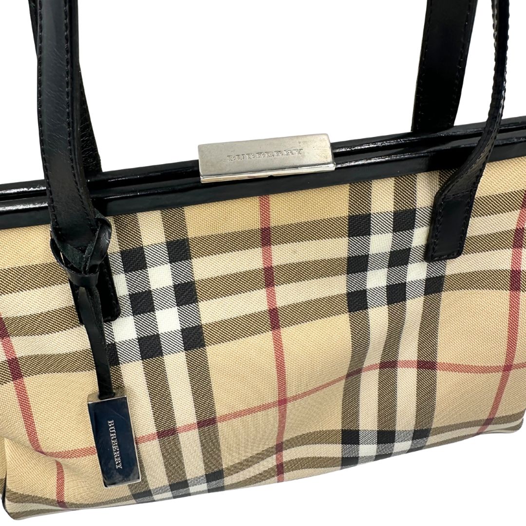 chiusura  Borsa Burberry in canvas trama tartan sui toni del beige con finiture in pelle nere e parti metalliche argentate; munita di doppi manici, indossabile a spalla. Munita di cartellino, di lusso, originale, ottime condizioni. 