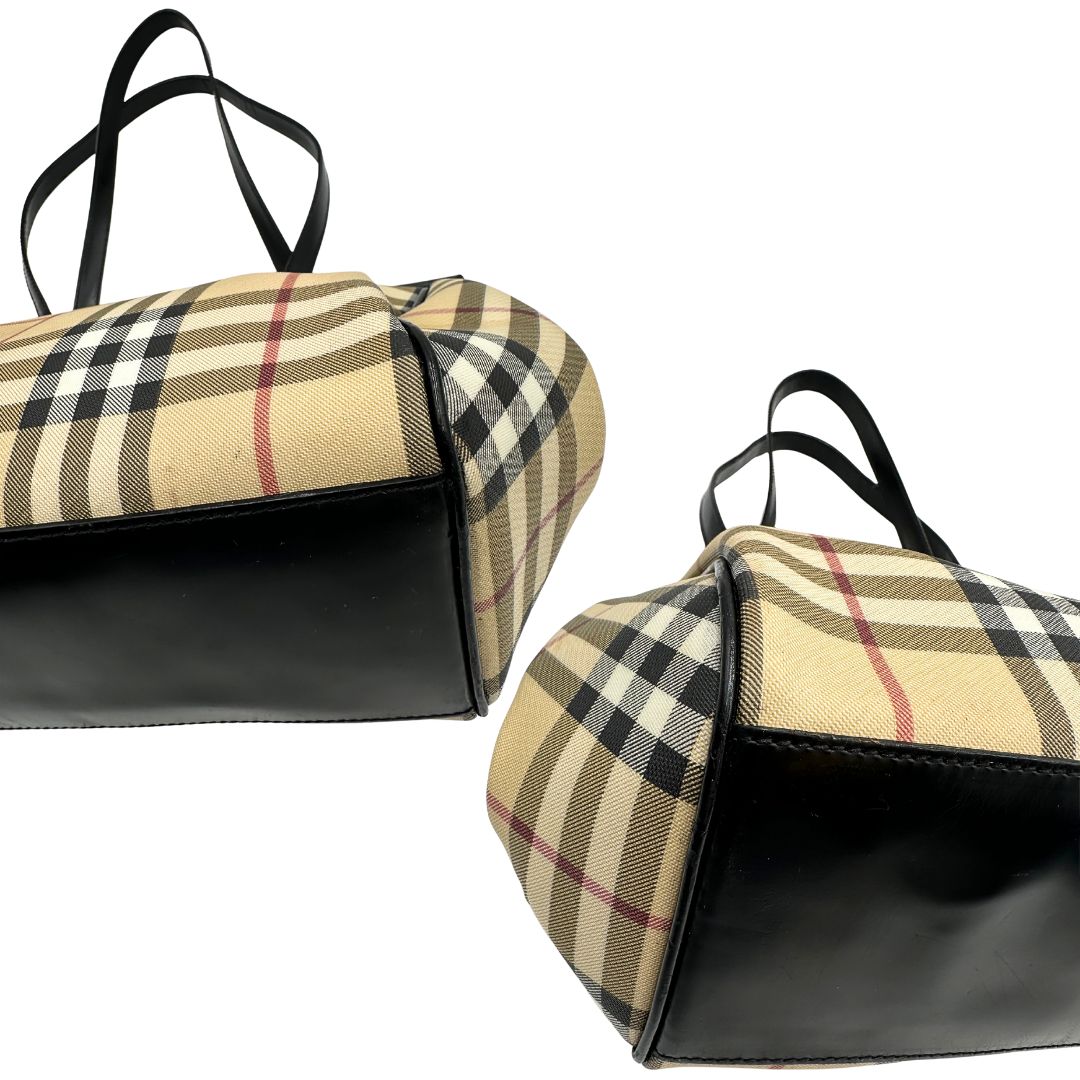 angoli  Borsa Burberry in canvas trama tartan sui toni del beige con finiture in pelle nere e parti metalliche argentate; munita di doppi manici, indossabile a spalla. Munita di cartellino, di lusso, originale, ottime condizioni. 