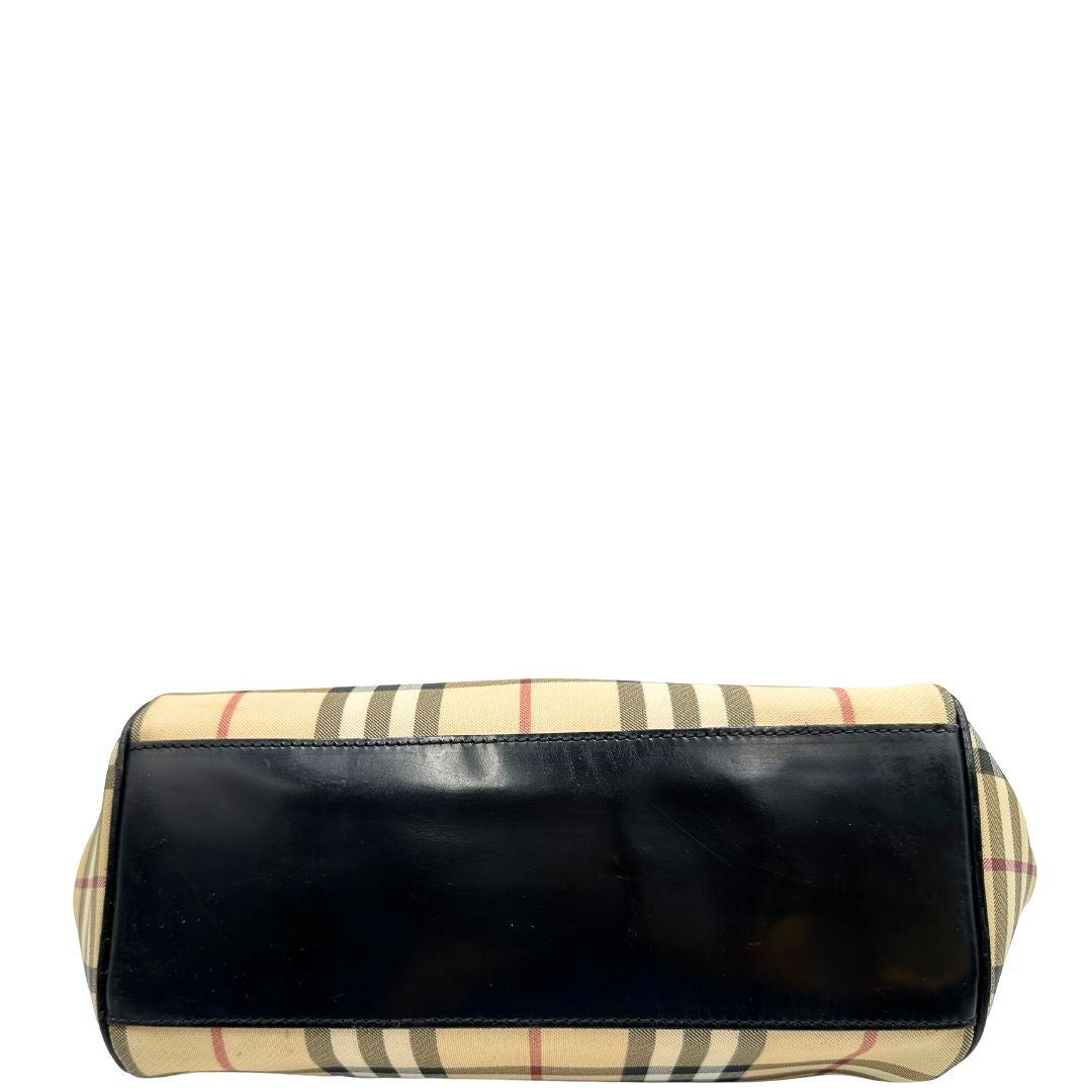 base  Borsa Burberry in canvas trama tartan sui toni del beige con finiture in pelle nere e parti metalliche argentate; munita di doppi manici, indossabile a spalla. Munita di cartellino, di lusso, originale, ottime condizioni.