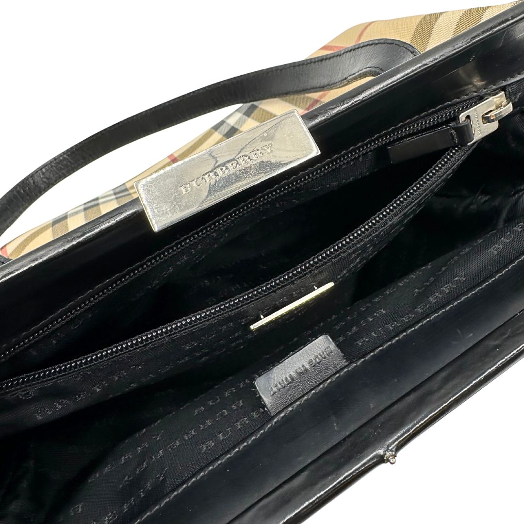 interno  Borsa Burberry in canvas trama tartan sui toni del beige con finiture in pelle nere e parti metalliche argentate; munita di doppi manici, indossabile a spalla. Munita di cartellino, di lusso, originale, ottime condizioni. 