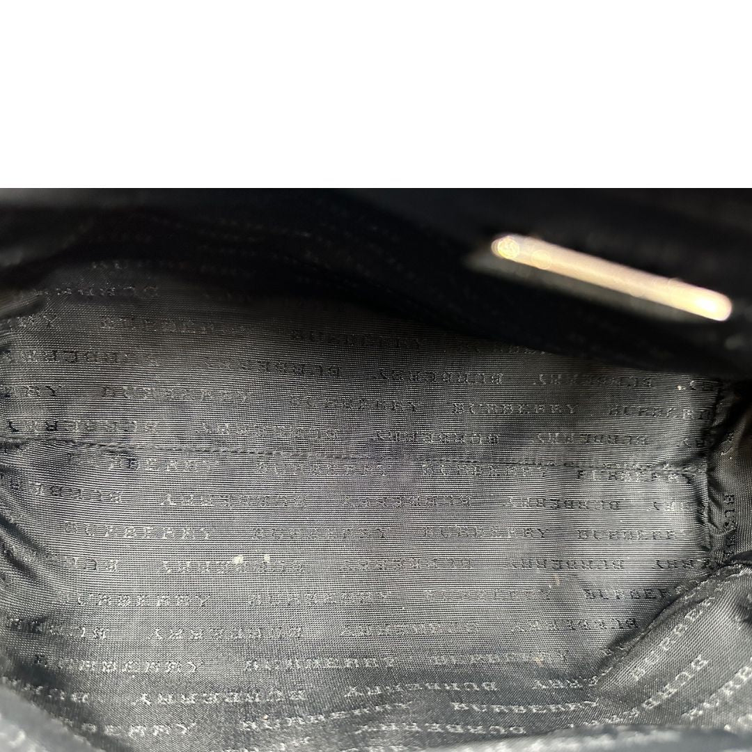 interno  Borsa Burberry in canvas trama tartan sui toni del beige con finiture in pelle nere e parti metalliche argentate; munita di doppi manici, indossabile a spalla. Munita di cartellino, di lusso, originale, ottime condizioni. 