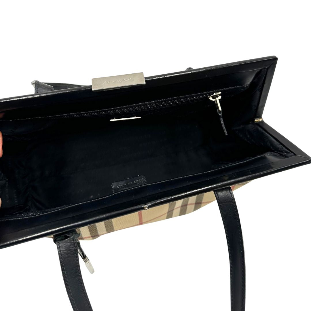 interno  Borsa Burberry in canvas trama tartan sui toni del beige con finiture in pelle nere e parti metalliche argentate; munita di doppi manici, indossabile a spalla. Munita di cartellino, di lusso, originale, ottime condizioni. 