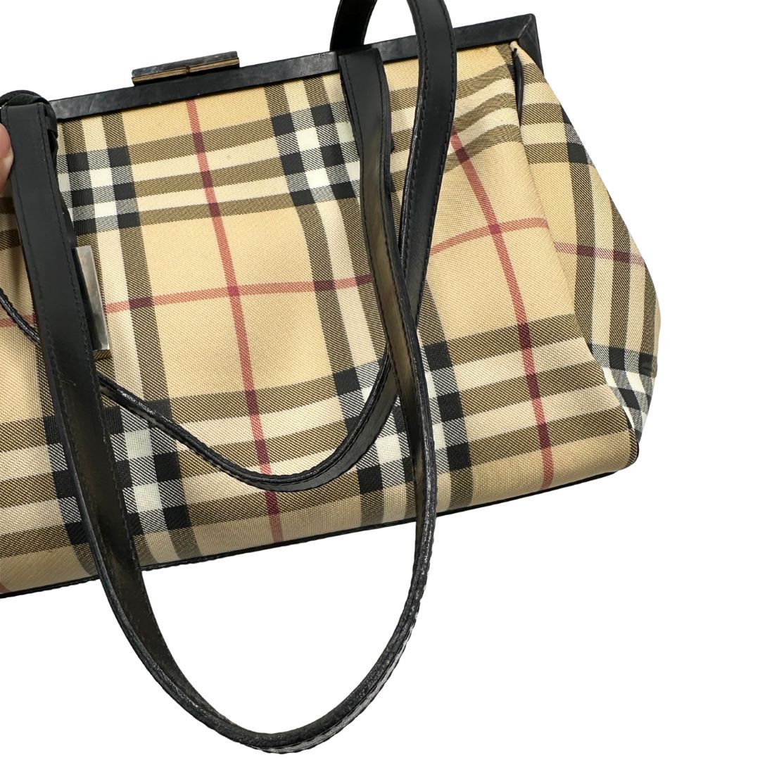  Borsa Burberry in canvas trama tartan sui toni del beige con finiture in pelle nere e parti metalliche argentate; munita di doppi manici, indossabile a spalla. Munita di cartellino, di lusso, originale, ottime condizioni. 