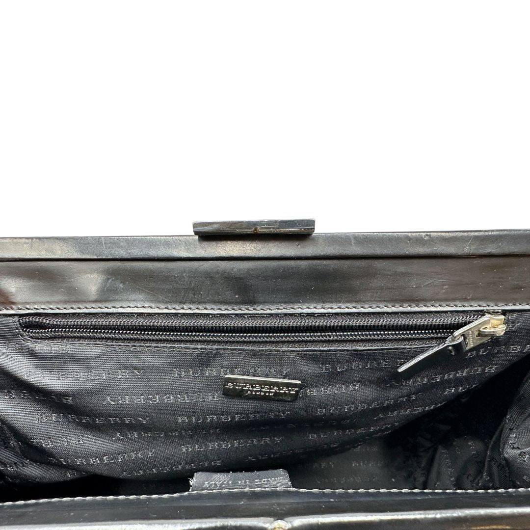 interno  Borsa Burberry in canvas trama tartan sui toni del beige con finiture in pelle nere e parti metalliche argentate; munita di doppi manici, indossabile a spalla. Munita di cartellino, di lusso, originale, ottime condizioni. 