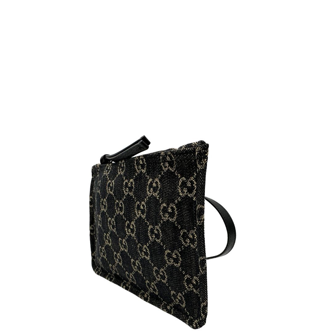 Laterale destro di un accessorio pochette Gucci in denim nero trama GG con dettagli in pelle neri. Parti metalliche dorate. Completa di dustbag.