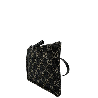 Laterale destro di un accessorio pochette Gucci in denim nero trama GG con dettagli in pelle neri. Parti metalliche dorate. Completa di dustbag.