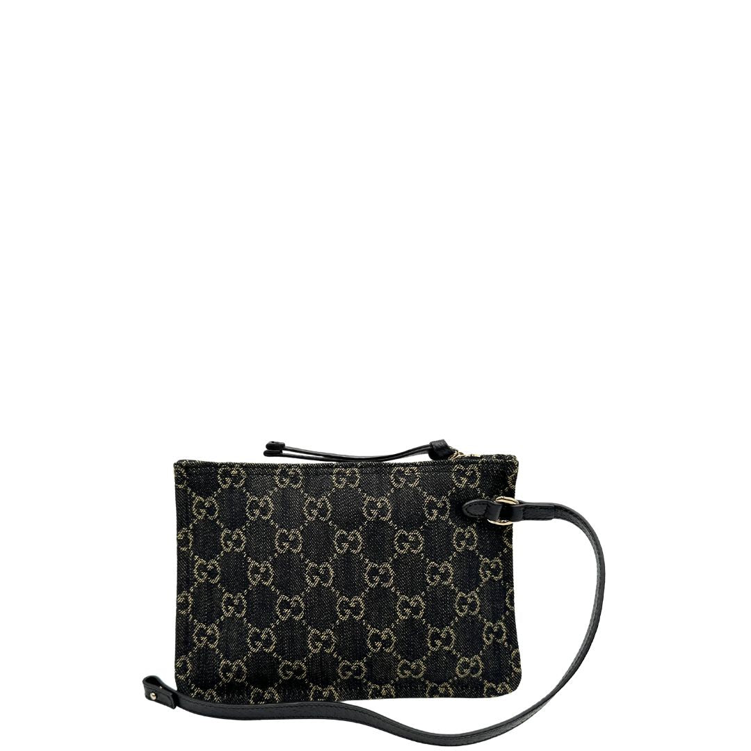 Retro di un accessorio pochette Gucci in denim nero trama GG con dettagli in pelle neri. Parti metalliche dorate. Completa di dustbag.