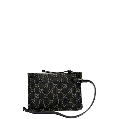 Retro di un accessorio pochette Gucci in denim nero trama GG con dettagli in pelle neri. Parti metalliche dorate. Completa di dustbag.