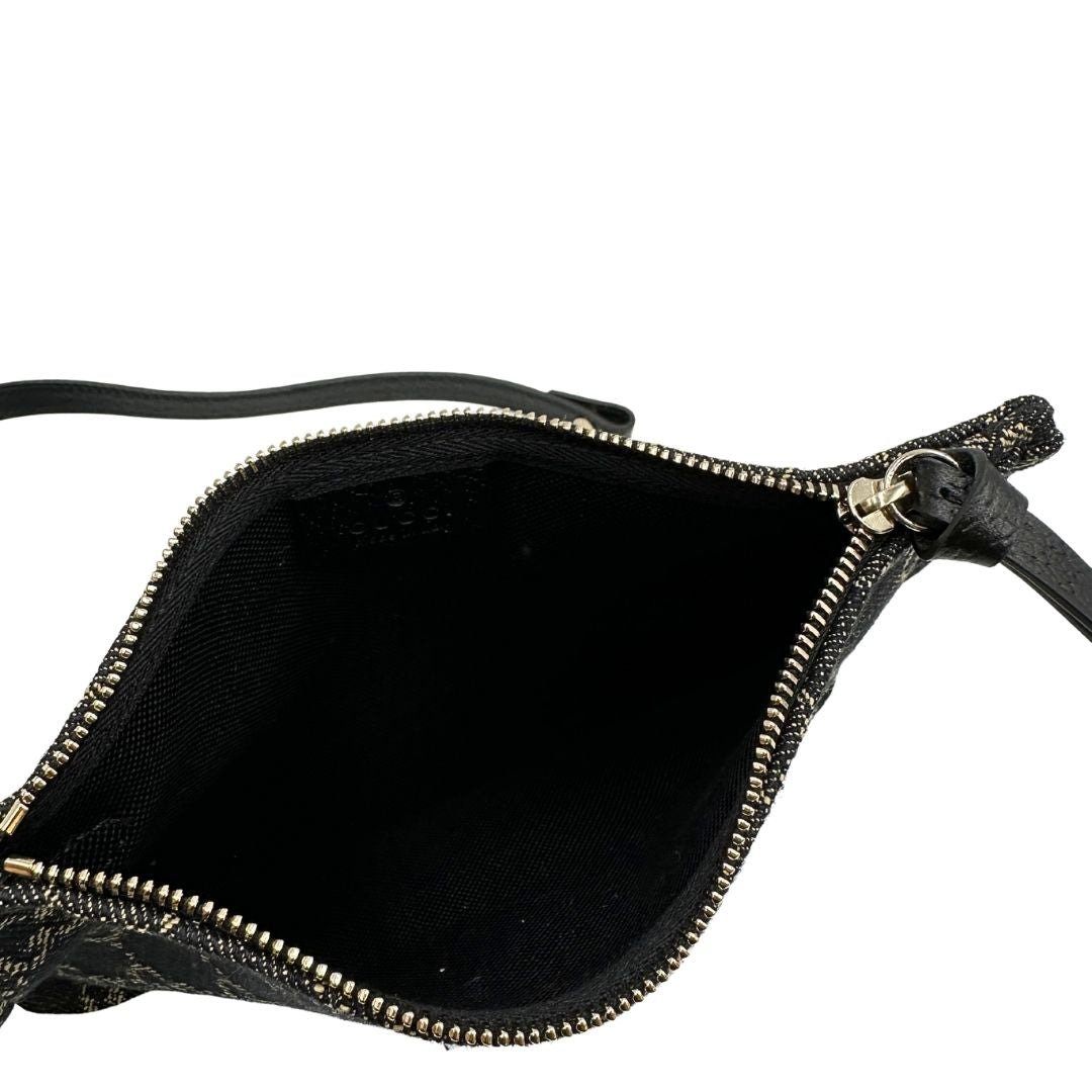 Interno di un accessorio pochette Gucci in denim nero trama GG con dettagli in pelle neri. Parti metalliche dorate. Completa di dustbag.