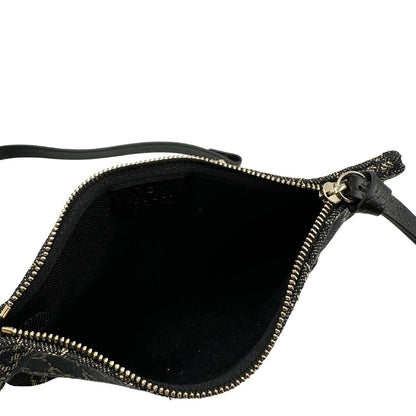 Interno di un accessorio pochette Gucci in denim nero trama GG con dettagli in pelle neri. Parti metalliche dorate. Completa di dustbag.