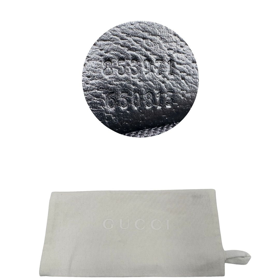 Dustbag e codice di un accessorio pochette Gucci in denim nero trama GG con dettagli in pelle neri. Parti metalliche dorate. 