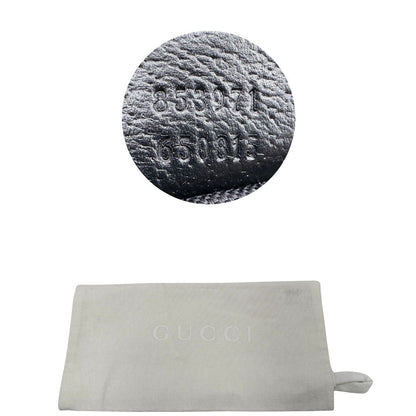 Dustbag e codice di un accessorio pochette Gucci in denim nero trama GG con dettagli in pelle neri. Parti metalliche dorate. 