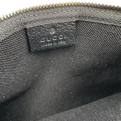 Interno di un accessorio pochette Gucci in denim nero trama GG con dettagli in pelle neri. Parti metalliche dorate. Completa di dustbag.