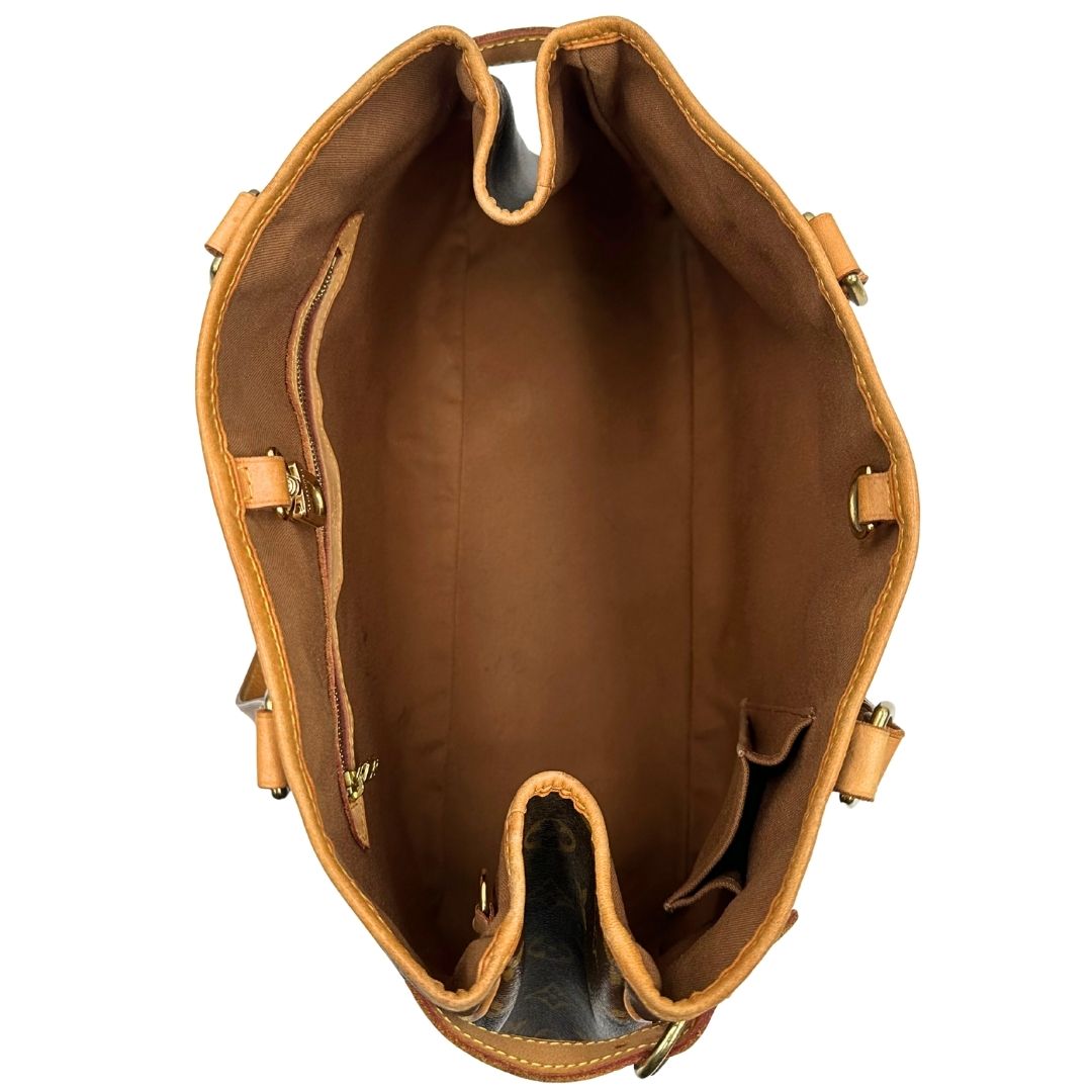 Interno di una borsa LV in canvas marrone monogram con finiture in vacchetta naturale e dettagli metallici dorati. Dotata di dustbag.