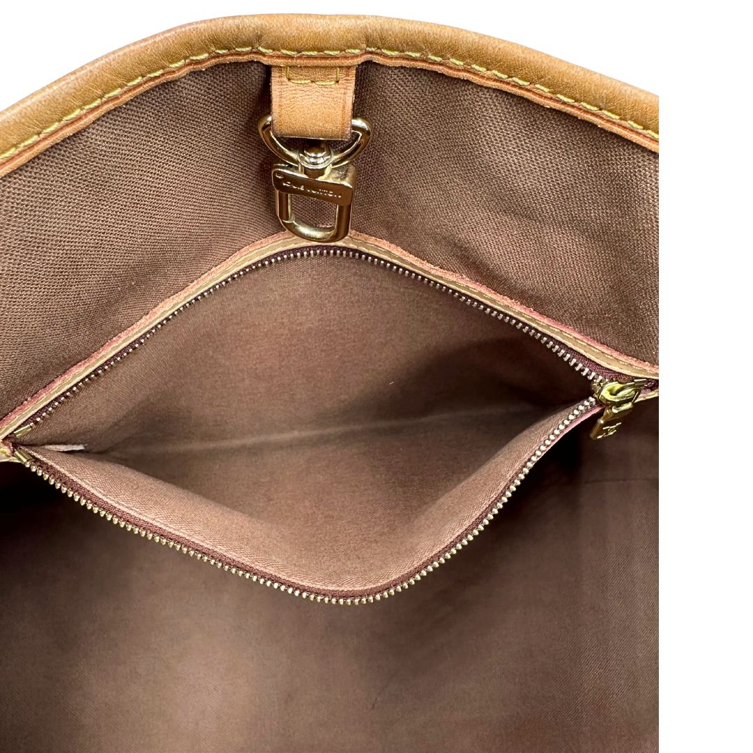 Interno di una borsa LV in canvas marrone monogram con finiture in vacchetta naturale e dettagli metallici dorati. Dotata di dustbag.