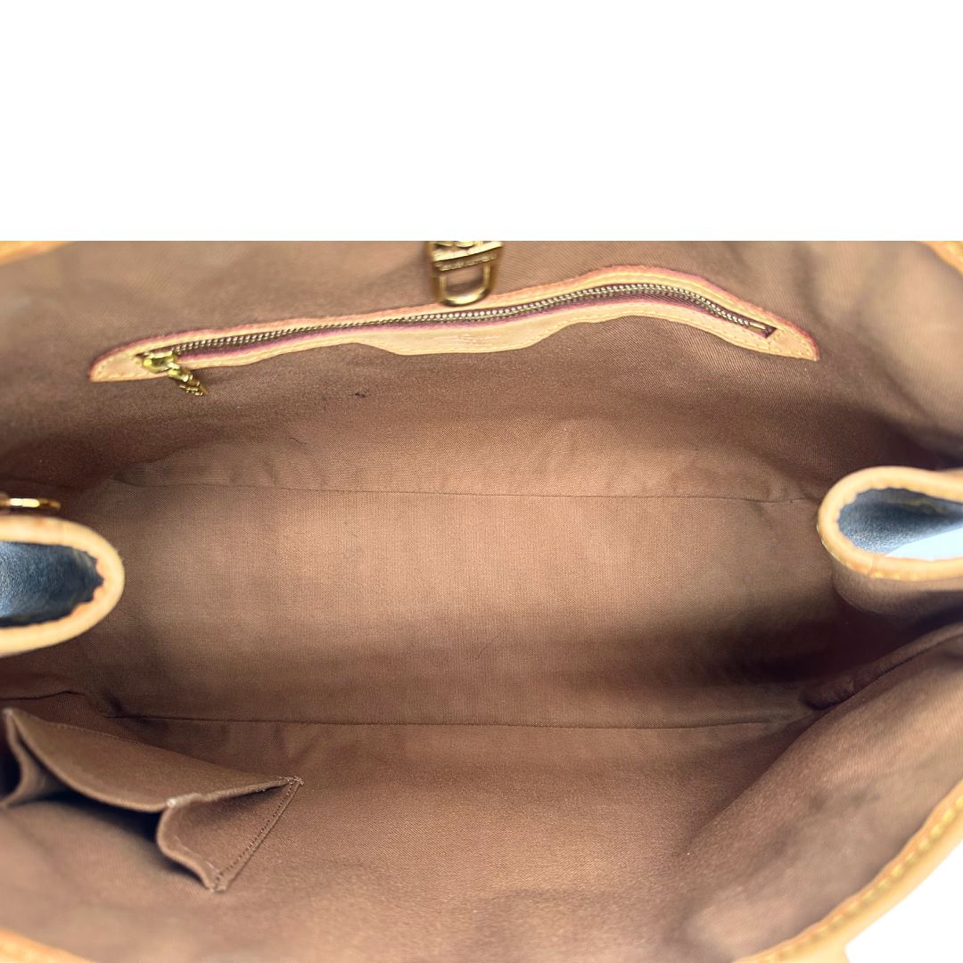 Interno di una borsa LV in canvas marrone monogram con finiture in vacchetta naturale e dettagli metallici dorati. Dotata di dustbag.