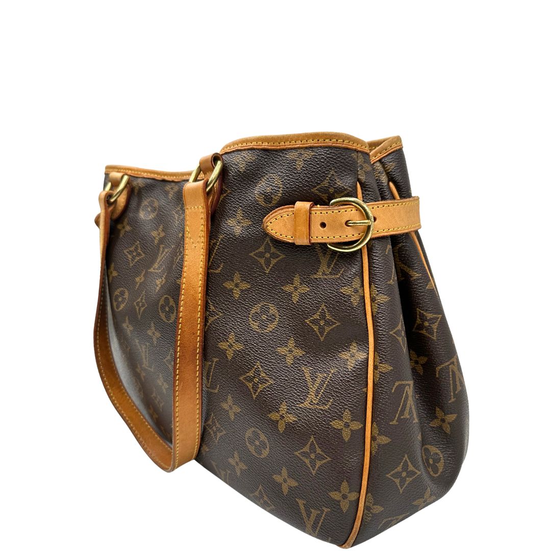 Laterale destro di una borsa LV in canvas marrone monogram con finiture in vacchetta naturale e dettagli metallici dorati. Dotata di dustbag.