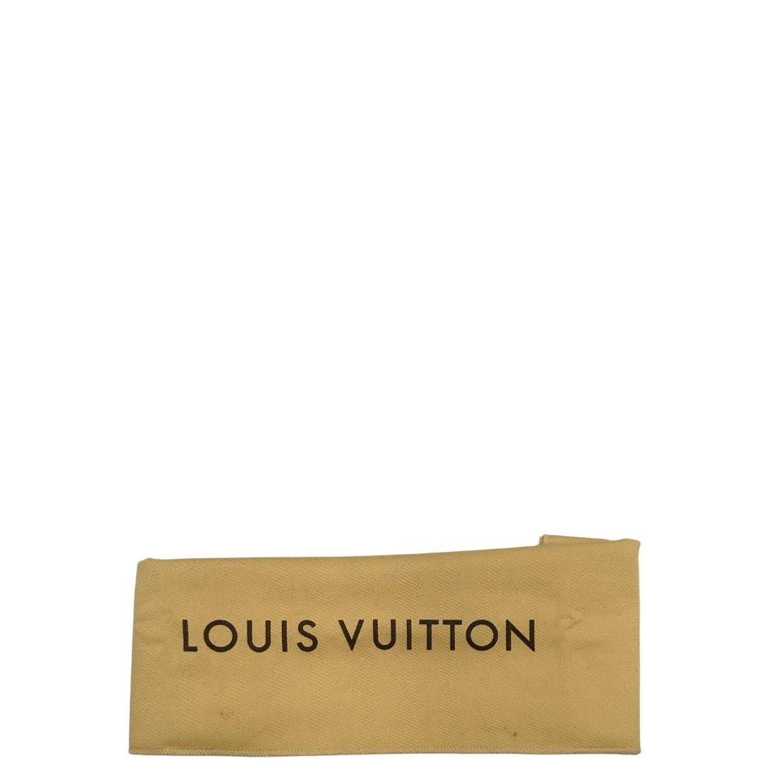 Dustbag di una borsa LV in canvas marrone monogram con finiture in vacchetta naturale e dettagli metallici dorati.