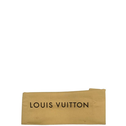 Dustbag di una borsa LV in canvas marrone monogram con finiture in vacchetta naturale e dettagli metallici dorati.