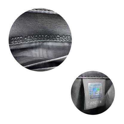 Codici di un portafoglio Fendi in pelle nera con logo doppie F sul front e con parti metalliche argentate.