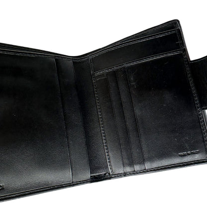 Interno di un portafoglio Fendi in pelle nera con logo doppie F sul front e con parti metalliche argentate.