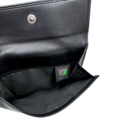 Interno di un portafoglio Fendi in pelle nera con logo doppie F sul front e con parti metalliche argentate.