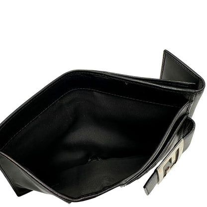 Interno di un portafoglio Fendi in pelle nera con logo doppie F sul front e con parti metalliche argentate.