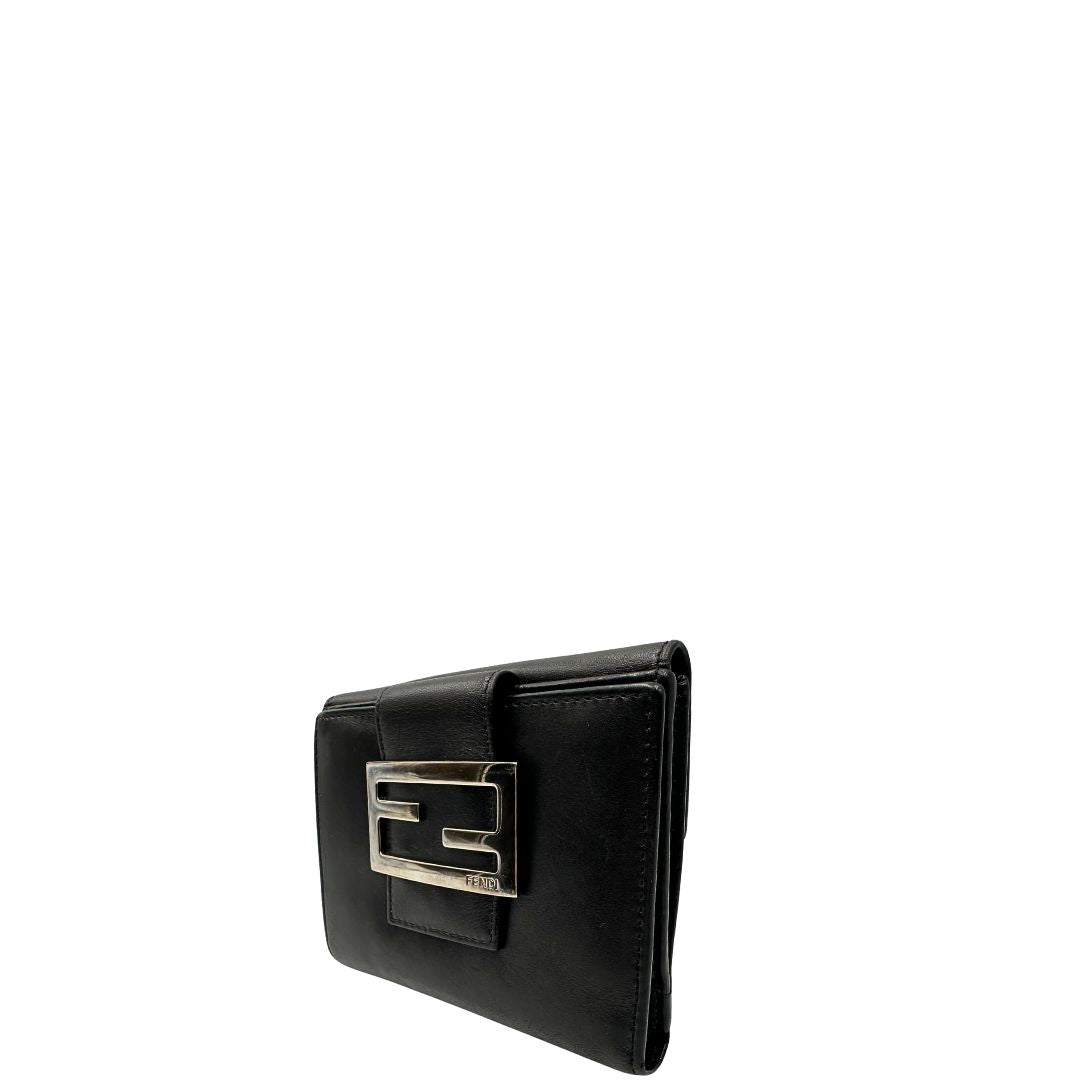 Laterale destro di un portafoglio Fendi in pelle nera con logo doppie F sul front e con parti metalliche argentate.