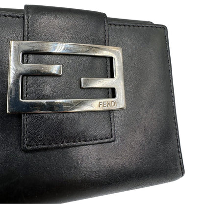 Logo con doppie F di un portafoglio Fendi in pelle con parti metalliche argentate.