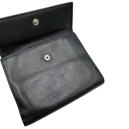 Interno di un portafoglio Fendi in pelle nera con logo doppie F sul front e con parti metalliche argentate.