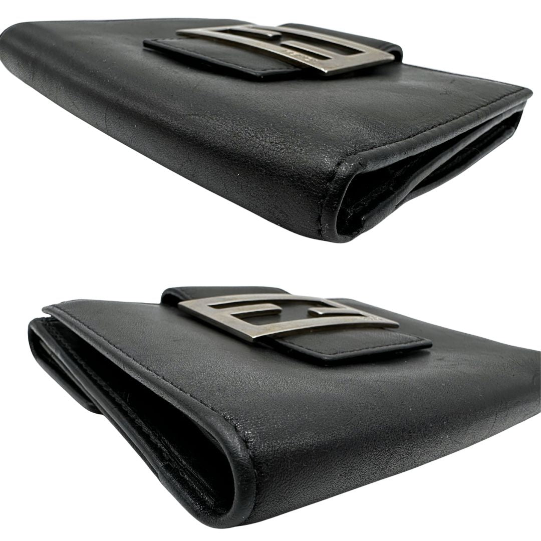 Angoli di un portafoglio Fendi in pelle nera con logo doppie F sul front e con parti metalliche argentate.