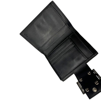 Interno di un portafoglio Fendi in pelle nera con logo doppie F sul front e con parti metalliche argentate.