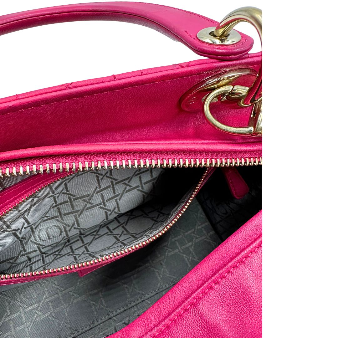 interno Borsa Lady Dior in pelle cannage fucsia con parti metalliche dorate; munita di doppi manici e una tracolla amovibile. Completa di dustbag, di lusso, originale, ottime condizioni. 