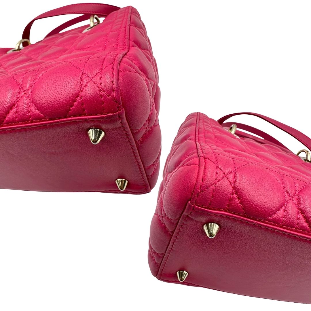 angoli Borsa Lady Dior in pelle cannage fucsia con parti metalliche dorate; munita di doppi manici e una tracolla amovibile. Completa di dustbag, di lusso, originale, ottime condizioni. 
