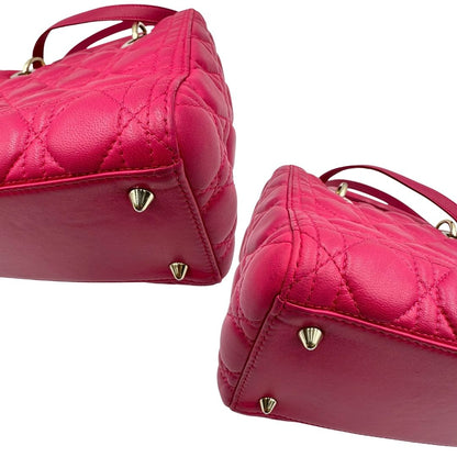 angoli Borsa Lady Dior in pelle cannage fucsia con parti metalliche dorate; munita di doppi manici e una tracolla amovibile. Completa di dustbag, di lusso, originale, ottime condizioni. 