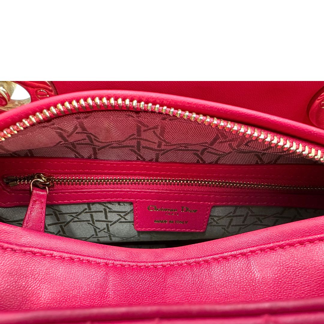interno Borsa Lady Dior in pelle cannage fucsia con parti metalliche dorate; munita di doppi manici e una tracolla amovibile. Completa di dustbag, di lusso, originale, ottime condizioni. 