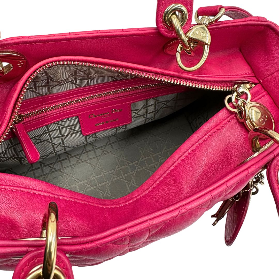 interno Borsa Lady Dior in pelle cannage fucsia con parti metalliche dorate; munita di doppi manici e una tracolla amovibile. Completa di dustbag, di lusso, originale, ottime condizioni. 