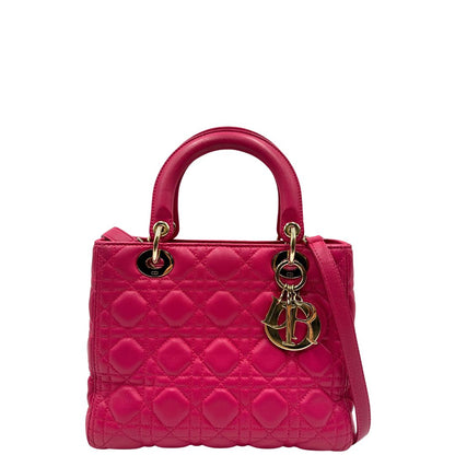 front Borsa Lady Dior in pelle cannage fucsia con parti metalliche dorate; munita di doppi manici e una tracolla amovibile. Completa di dustbag, di lusso, originale, ottime condizioni. 